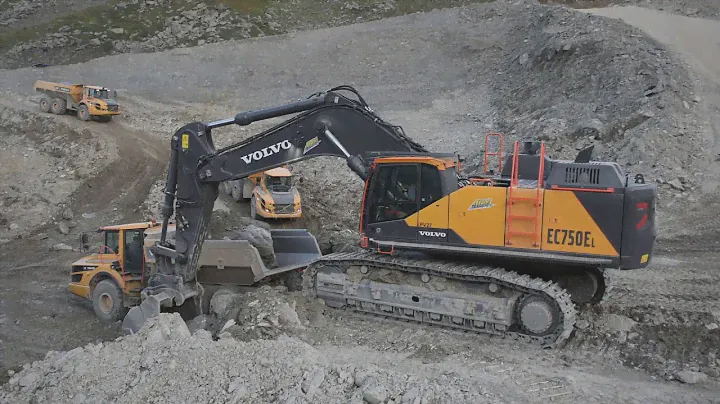 Volvo EC750E loading A30