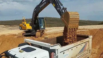 VOLVO EC220 Ekskavatör Kamyon ve Tırlara Yükleme Yapıyor