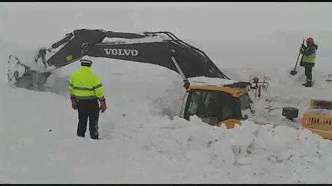 Экскаватор volvo ec480dl в снежном плену. Выбираемся ч.1